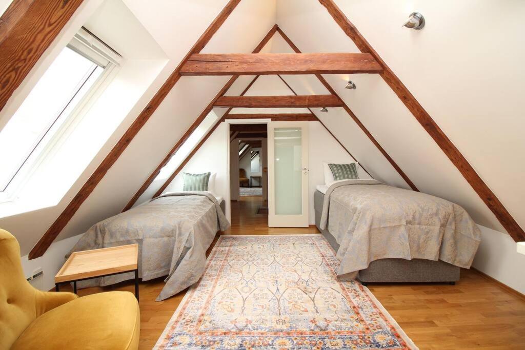 2 Bedroom & 2 Bathroom Luxury With Balcony In Old Town Apartment *